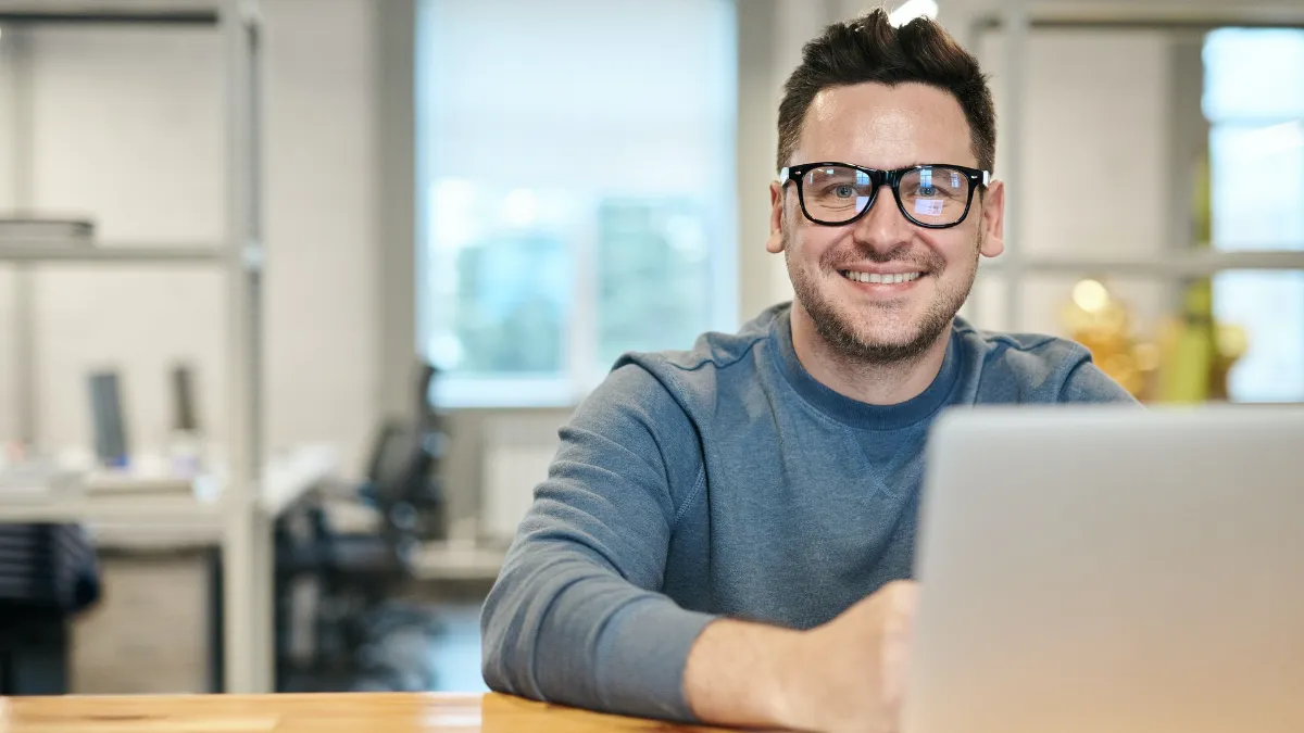 Homem acessando sua caixa de entrada de email