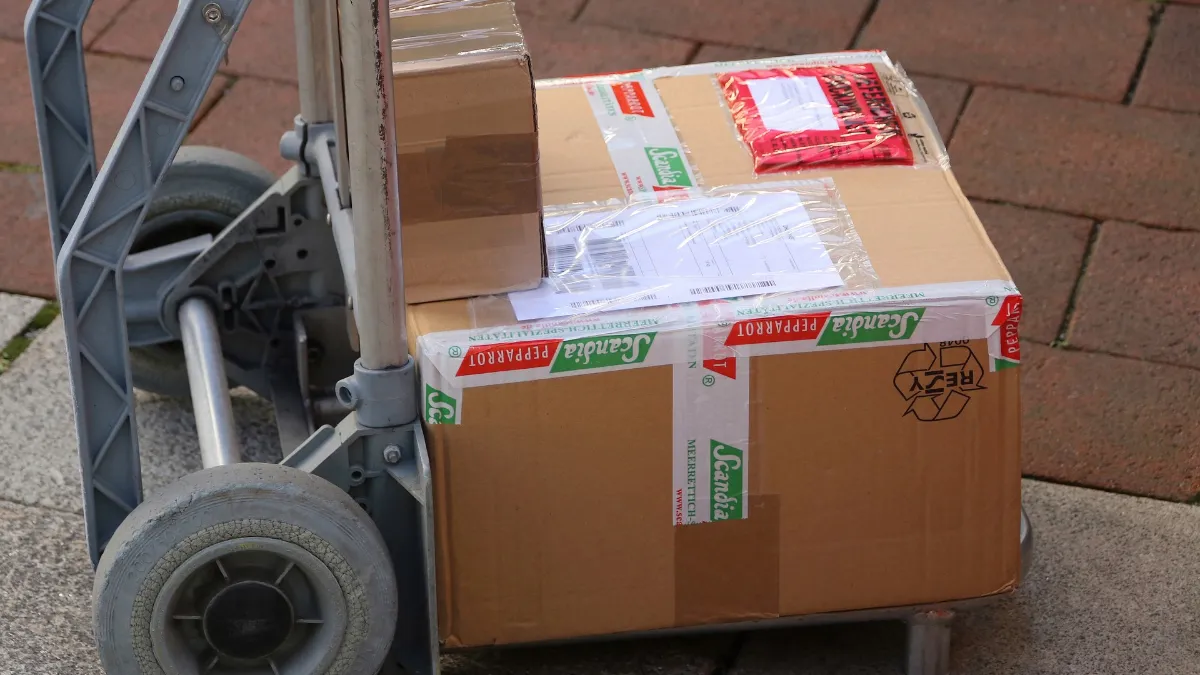 Imagem de carrinho transportando caixas